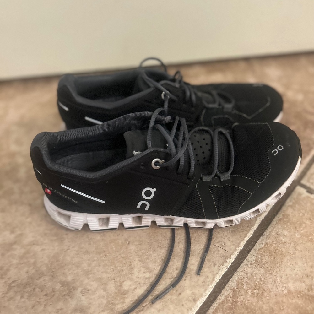 ON Cloud Women’s Black Athletic Shoes size 6.5